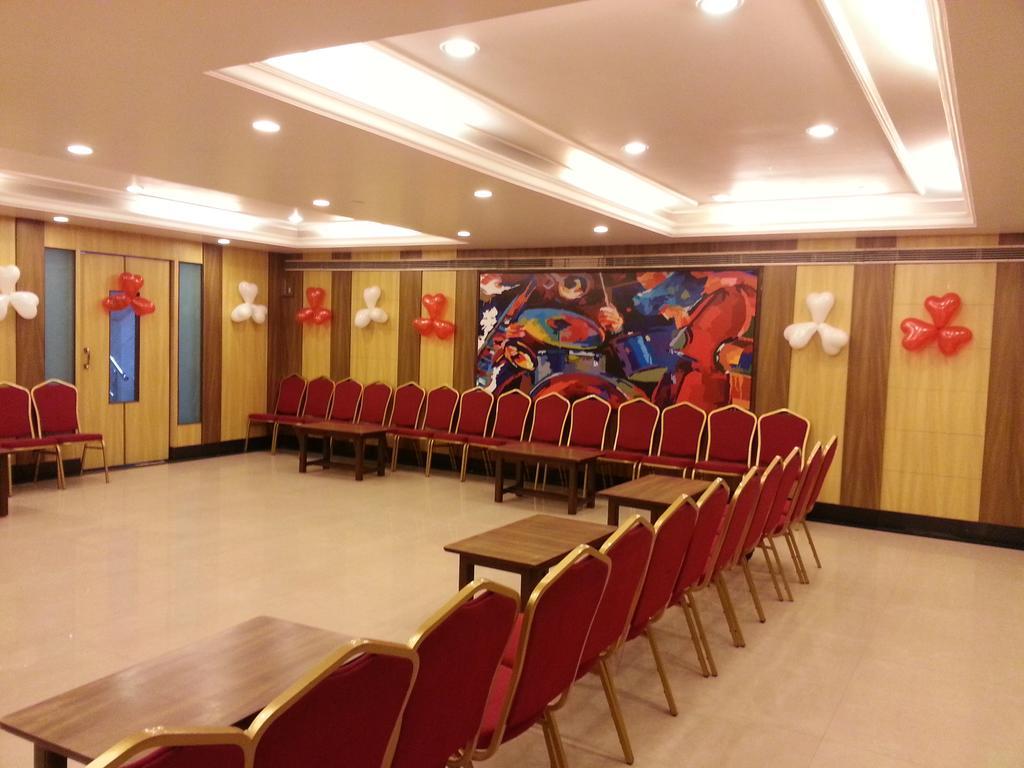 בהופאל Hotel Sarthak מראה חיצוני תמונה
